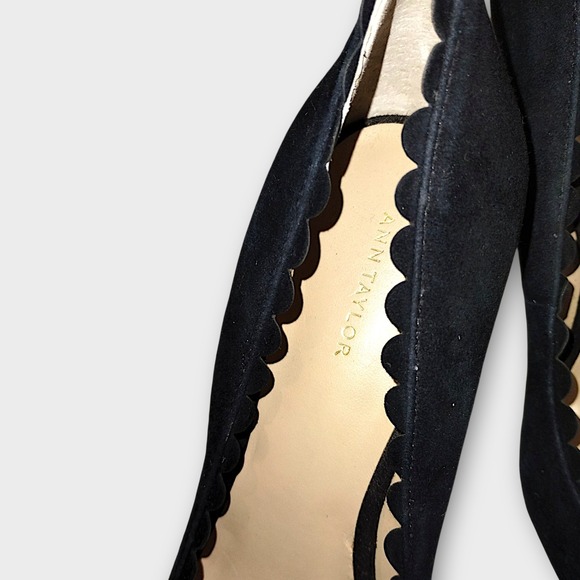 Ann Taylor Pumps Sz 8 Black Suede Pointed Toe Heels Scalloped Pumps Career Shoes - Picture 5 of 8